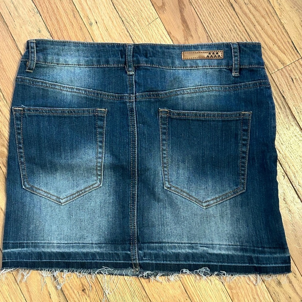 Dollhouse Womens Denim Mini Skirt Blue Frayed Hem Size 11 DG-0168MX T49-40R